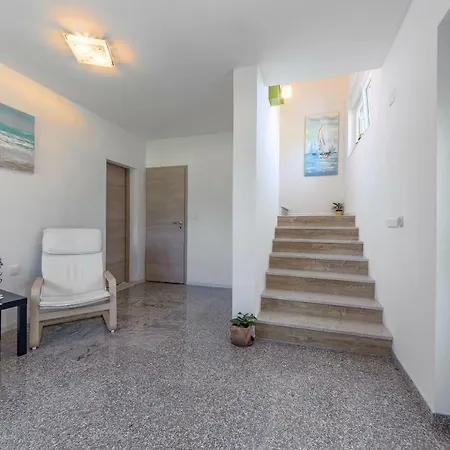 Lavander 3 Private With Bathroom And Balcony Pula