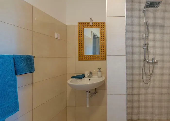 Konukevi Lavander 3 Private With Bathroom And Balcony Pula