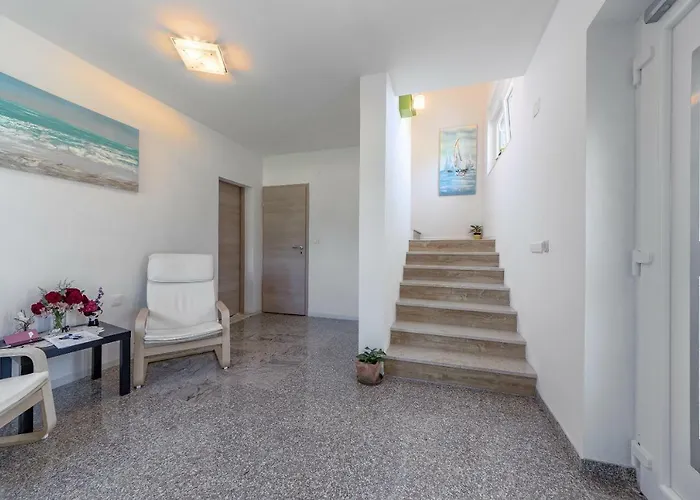 Lavander 3 Private With Bathroom And Balcony Pula