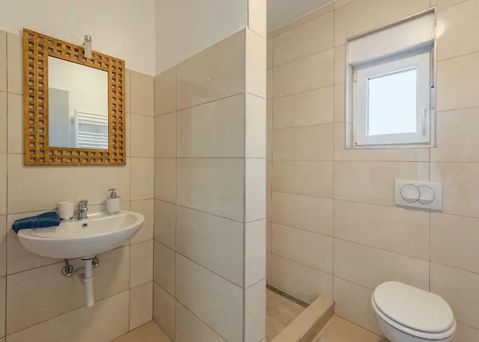 Lavander 3 Private With Bathroom And Balcony Pula