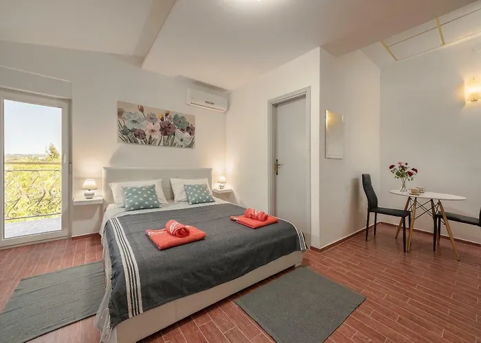 Konukevi Lavander 3 Private With Bathroom And Balcony Pula