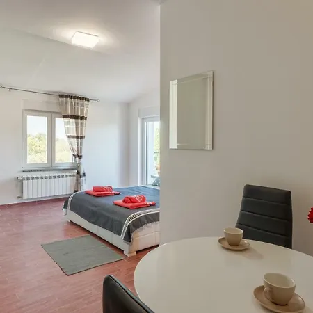 Lavander 3 Private With Bathroom And Balcony 3* Пула