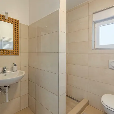 Lavander 3 Private With Bathroom And Balcony Пула